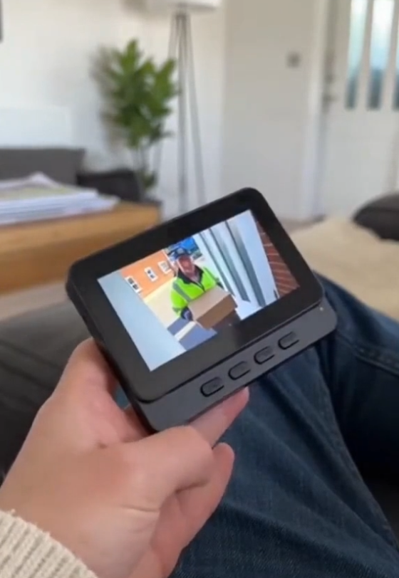 Monitor videocitofonico che mostra un corriere alla porta